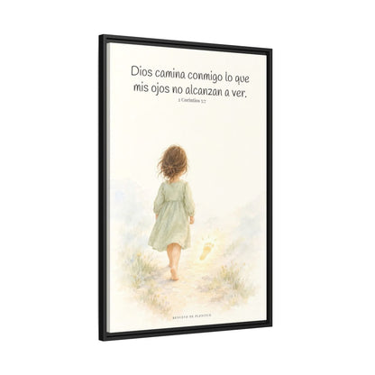 Dios camina conmigo lo que no puedo ver | Lienzo bíblico para el hogar | 2 Corintios 5:7 — 24×36 pulgadas, marco negro, vista lateral del marco flotante