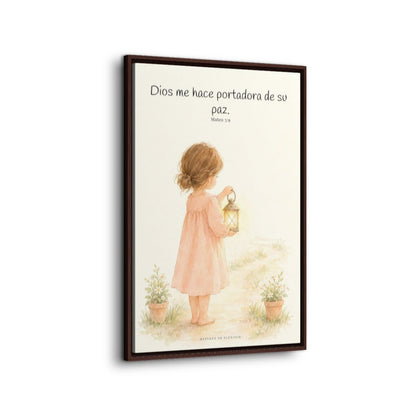 Dios me hace portadora de su paz | Lienzo bíblico para el hogar | Mateo 5:9 — 24×36 pulgadas, marco espresso, vista lateral del marco flotante