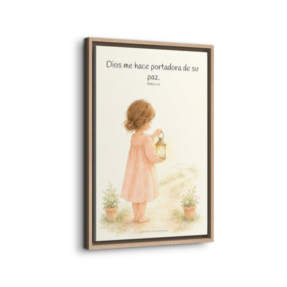 Dios me hace portadora de su paz | Lienzo bíblico para el hogar | Mateo 5:9 — 16×24 pulgadas, marco natural, vista lateral del marco flotante