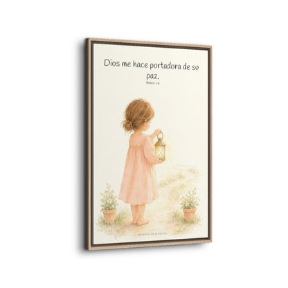 Dios me hace portadora de su paz | Lienzo bíblico para el hogar | Mateo 5:9 — 24×36 pulgadas, marco natural, vista lateral del marco flotante