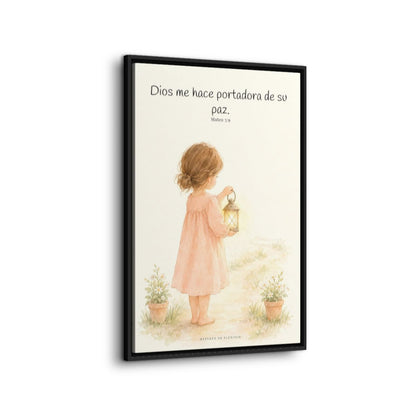 Dios me hace portadora de su paz | Lienzo bíblico para el hogar | Mateo 5:9 — 24×36 pulgadas, marco negro, vista lateral del marco flotante