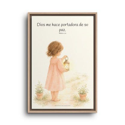 Dios me hace portadora de su paz | Lienzo bíblico para el hogar | Mateo 5:9 — 16×24 pulgadas, marco natural, vista frontal