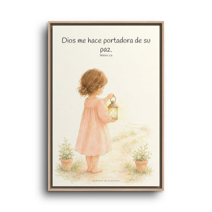 Dios me hace portadora de su paz | Lienzo bíblico para el hogar | Mateo 5:9 — 24×36 pulgadas, marco natural, vista frontal