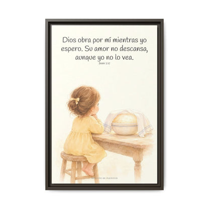 Dios obra por mí mientras yo espero — Lienzo Cristiano Enmarcado | Juan 5:17 — 16×24 pulgadas, marco espresso, vista frontal