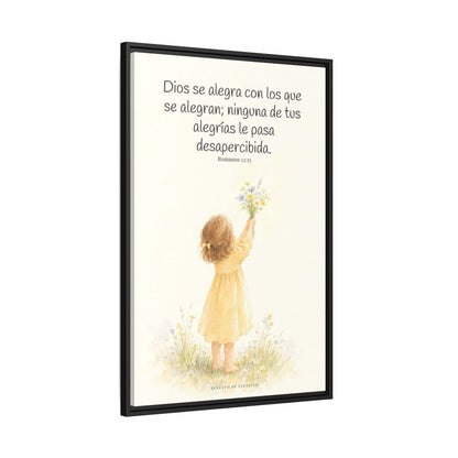 Dios se alegra con los que se alegran — Lienzo Cristiano Enmarcado | Romanos 12:15 — 24×36 pulgadas, marco negro, vista lateral del marco flotante
