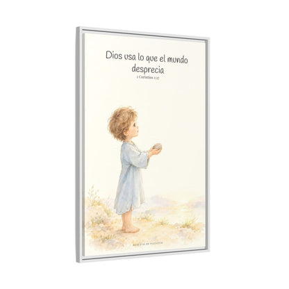Dios usa lo que el mundo desprecia — Lienzo Cristiano Enmarcado | 1 Corintios 1:27 — 24×36 pulgadas, marco blanco, vista lateral del marco flotante