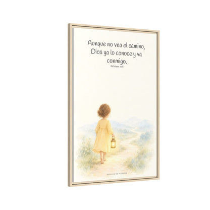 Dios va conmigo aunque no vea el camino — Lienzo Cristiano Enmarcado | Hebreos 11:8 — 24×36 pulgadas, marco natural, vista lateral del marco flotante