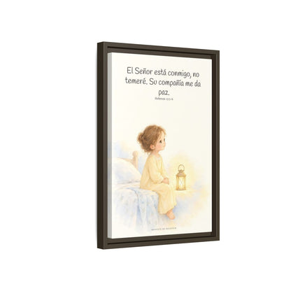 El Señor está conmigo, no temeré — Lienzo Cristiano Enmarcado | Hebreos 13:5-6 — 12×18 pulgadas, marco espresso, vista lateral del marco flotante
