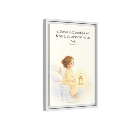 El Señor está conmigo, no temeré — Lienzo Cristiano Enmarcado | Hebreos 13:5-6 — 12×18 pulgadas, marco blanco, vista lateral del marco flotante