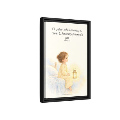 El Señor está conmigo, no temeré — Lienzo Cristiano Enmarcado | Hebreos 13:5-6 — 12×18 pulgadas, marco negro, vista lateral del marco flotante