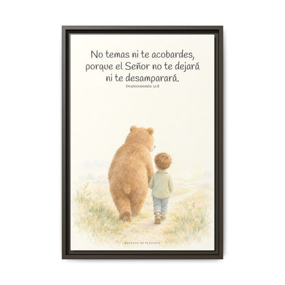 El Señor no te dejará solo — Lienzo Cristiano Enmarcado | Deuteronomio 31:8 — 16×24 pulgadas, marco espresso, vista frontal