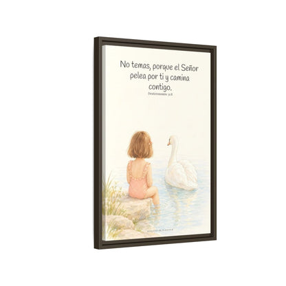 El Señor no tiene miedo de lo que viene | Lienzo bíblico para el hogar | Deuteronomio 31:8 — 16×24 pulgadas, marco espresso, vista lateral del marco flotante