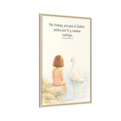 El Señor no tiene miedo de lo que viene | Lienzo bíblico para el hogar | Deuteronomio 31:8 — 24×36 pulgadas, marco natural, vista lateral del marco flotante