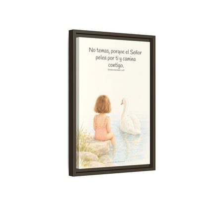 El Señor no tiene miedo de lo que viene | Lienzo bíblico para el hogar | Deuteronomio 31:8 — 12×18 pulgadas, marco espresso, vista lateral del marco flotante