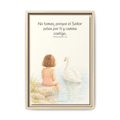 El Señor no tiene miedo de lo que viene | Lienzo bíblico para el hogar | Deuteronomio 31:8 — 12×18 pulgadas, marco natural, vista frontal