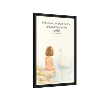 El Señor no tiene miedo de lo que viene | Lienzo bíblico para el hogar | Deuteronomio 31:8 — 16×24 pulgadas, marco negro, vista lateral del marco flotante