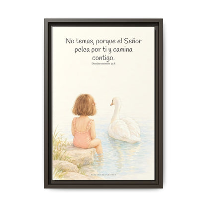El Señor no tiene miedo de lo que viene | Lienzo bíblico para el hogar | Deuteronomio 31:8 — 12×18 pulgadas, marco espresso, vista frontal