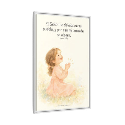 El Señor se deleita en su pueblo — Lienzo Cristiano Enmarcado | Salmo 149:3 — 24×36 pulgadas, marco blanco, vista lateral del marco flotante