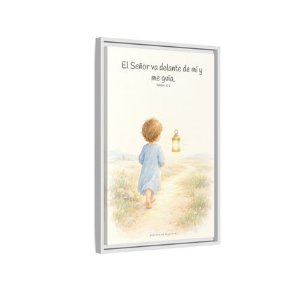 El Señor va delante de mí — Lienzo Cristiano Enmarcado | Salmo 27:1 — 16×24 pulgadas, marco blanco, vista lateral del marco flotante