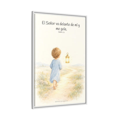 El Señor va delante de mí — Lienzo Cristiano Enmarcado | Salmo 27:1 — 24×36 pulgadas, marco blanco, vista lateral del marco flotante