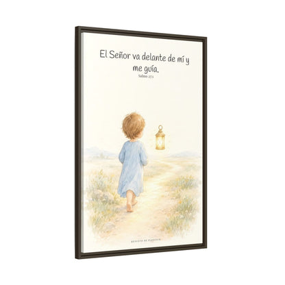 El Señor va delante de mí — Lienzo Cristiano Enmarcado | Salmo 27:1 — 24×36 pulgadas, marco espresso, vista lateral del marco flotante