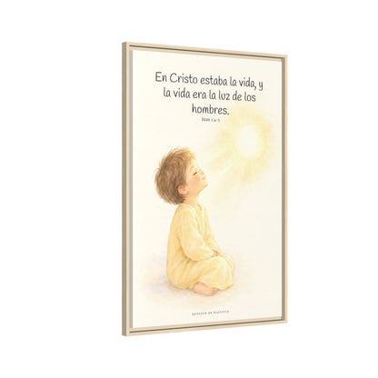 En Cristo está la vida que ilumina a todos | Cuadro de fe enmarcado | Juan 1:4-5 — 24×36 pulgadas, marco natural, vista lateral del marco flotante