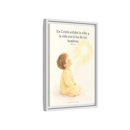 En Cristo está la vida que ilumina a todos | Cuadro de fe enmarcado | Juan 1:4-5 — 12×18 pulgadas, marco blanco, vista lateral del marco flotante