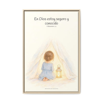 En Dios estoy seguro y conocido — Lienzo Cristiano Enmarcado | Colosenses 3:3 — 24×36 pulgadas, marco natural, vista frontal