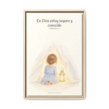 En Dios estoy seguro y conocido — Lienzo Cristiano Enmarcado | Colosenses 3:3 — 16×24 pulgadas, marco natural, vista frontal