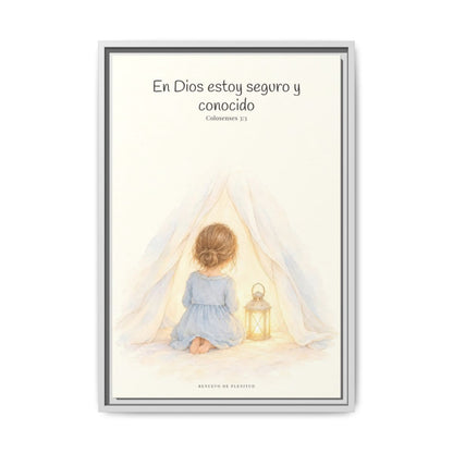 En Dios estoy seguro y conocido — Lienzo Cristiano Enmarcado | Colosenses 3:3 — 16×24 pulgadas, marco blanco, vista frontal