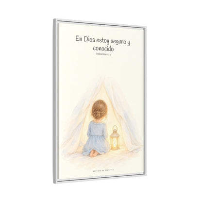 En Dios estoy seguro y conocido — Lienzo Cristiano Enmarcado | Colosenses 3:3 — 24×36 pulgadas, marco blanco, vista lateral del marco flotante