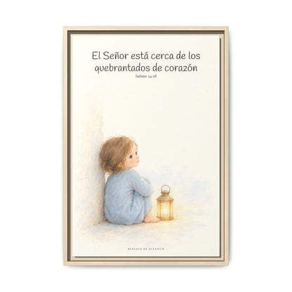 Jehová está cerca de los quebrantados de corazón — Lienzo Cristiano Enmarcado | Salmo 34:18 — 16×24 pulgadas, marco natural, vista frontal