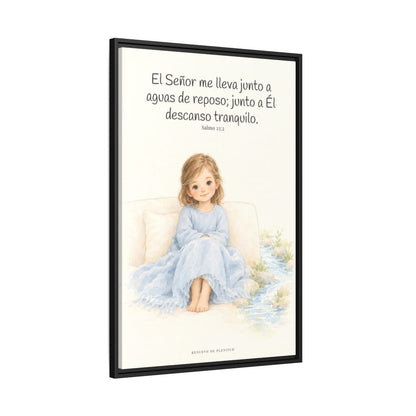 Junto a aguas de reposo me pastorea — Lienzo Cristiano Enmarcado | Salmo 23:2 — 24×36 pulgadas, marco negro, vista lateral del marco flotante