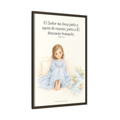Junto a aguas de reposo me pastorea — Lienzo Cristiano Enmarcado | Salmo 23:2 — 24×36 pulgadas, marco espresso, vista lateral del marco flotante