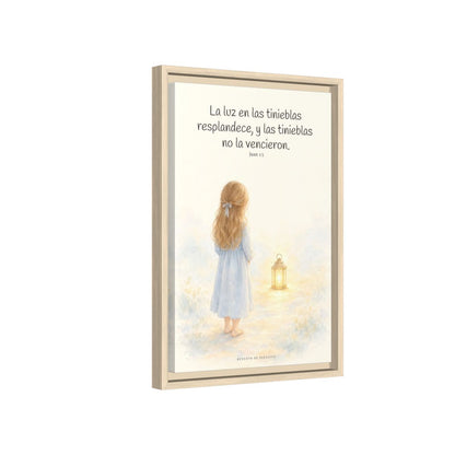 La luz de Dios brilla en mis tinieblas — Lienzo Cristiano Enmarcado | Juan 1:5 — 12×18 pulgadas, marco natural, vista lateral del marco flotante