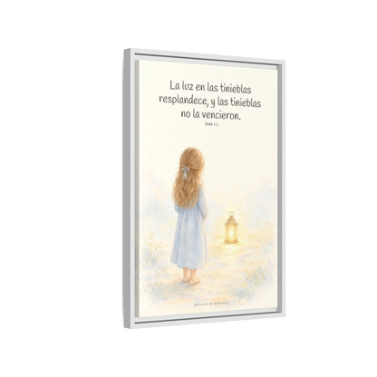 La luz de Dios brilla en mis tinieblas — Lienzo Cristiano Enmarcado | Juan 1:5 — 16×24 pulgadas, marco blanco, vista lateral del marco flotante