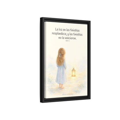 La luz de Dios brilla en mis tinieblas — Lienzo Cristiano Enmarcado | Juan 1:5 — 12×18 pulgadas, marco negro, vista lateral del marco flotante