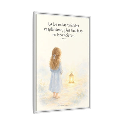 La luz de Dios brilla en mis tinieblas — Lienzo Cristiano Enmarcado | Juan 1:5 — 24×36 pulgadas, marco blanco, vista lateral del marco flotante