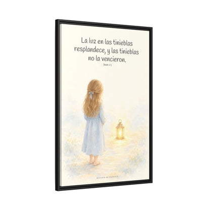 La luz de Dios brilla en mis tinieblas — Lienzo Cristiano Enmarcado | Juan 1:5 — 24×36 pulgadas, marco negro, vista lateral del marco flotante
