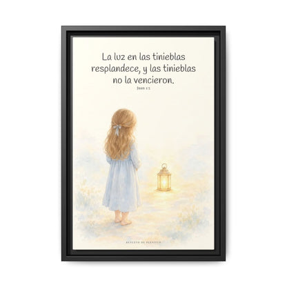 La luz de Dios brilla en mis tinieblas — Lienzo Cristiano Enmarcado | Juan 1:5 — 12×18 pulgadas, marco negro, vista frontal
