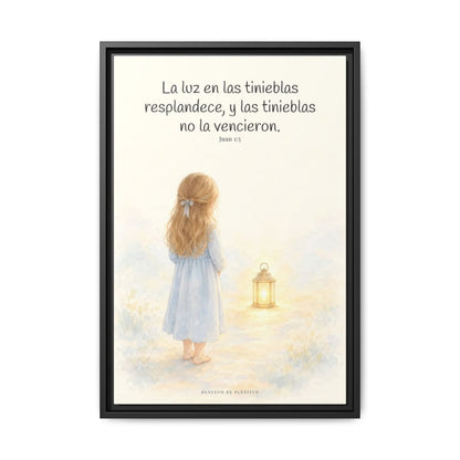 La luz de Dios brilla en mis tinieblas — Lienzo Cristiano Enmarcado | Juan 1:5 — 16×24 pulgadas, marco negro, vista frontal