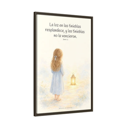 La luz de Dios brilla en mis tinieblas — Lienzo Cristiano Enmarcado | Juan 1:5 — 24×36 pulgadas, marco espresso, vista lateral del marco flotante