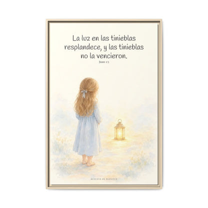 La luz de Dios brilla en mis tinieblas — Lienzo Cristiano Enmarcado | Juan 1:5 — 24×36 pulgadas, marco natural, vista frontal