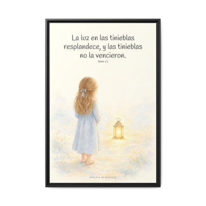 La luz de Dios brilla en mis tinieblas — Lienzo Cristiano Enmarcado | Juan 1:5 — 24×36 pulgadas, marco negro, vista frontal