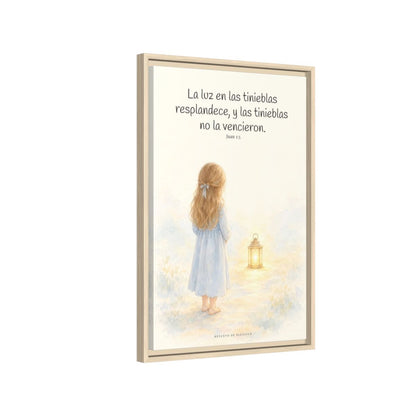 La luz de Dios brilla en mis tinieblas — Lienzo Cristiano Enmarcado | Juan 1:5 — 16×24 pulgadas, marco natural, vista lateral del marco flotante