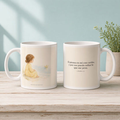 Él piensa en mí con cariño | Taza cristiana para regalar | 1 Pedro 5:7 — 11oz · Mañana aqua, arte y frase devocional en dos tazas