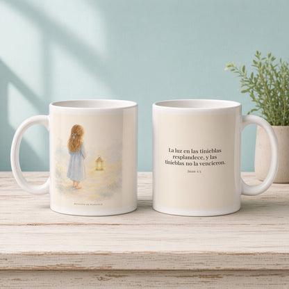 La luz de Dios brilla en mis tinieblas | Taza devocional ilustrada | Juan 1:5 — 11oz · Mañana aqua, arte y frase devocional en dos tazas