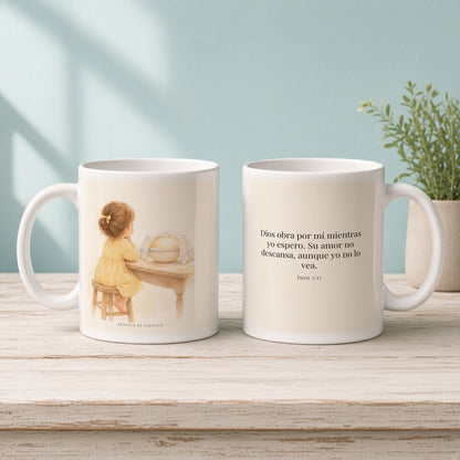Dios obra por mí mientras yo espero | Taza cristiana con frase devocional | Juan 5:17 — 11oz · Mañana aqua, arte y frase devocional en dos tazas