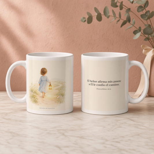 El Señor dirige mis pasos este año | Taza cristiana en dos tamaños | Proverbios 16:9 — 11oz · Regalo rosa empolvado, arte y frase devocional en dos tazas