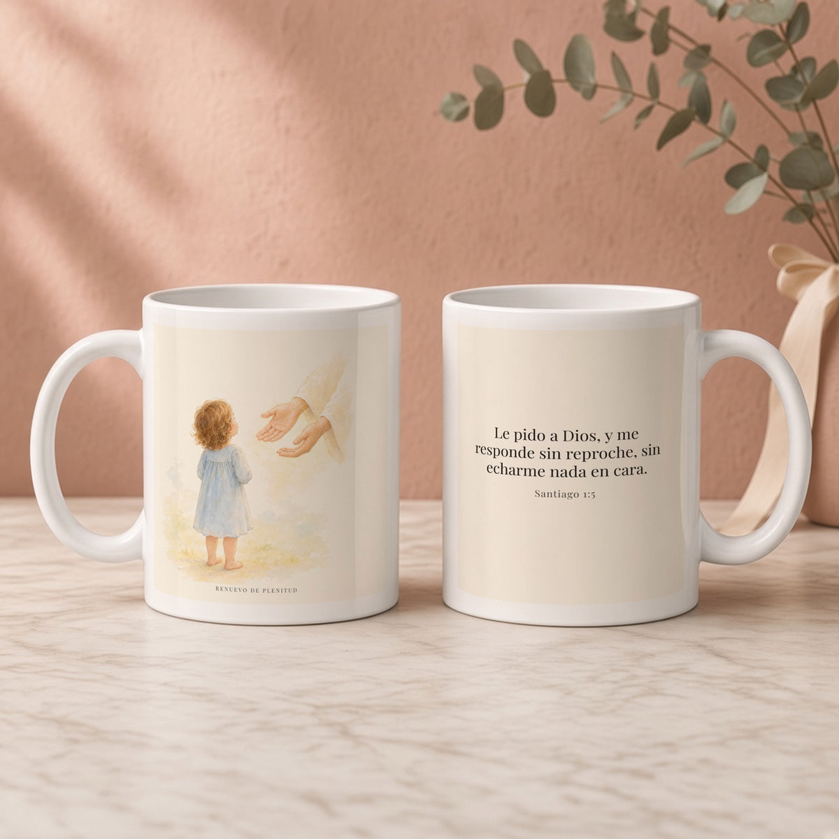 Dios me responde sin echármelo en cara | Taza devocional ilustrada | Santiago 1:5 — 11oz · Regalo rosa empolvado, arte y frase devocional en dos tazas